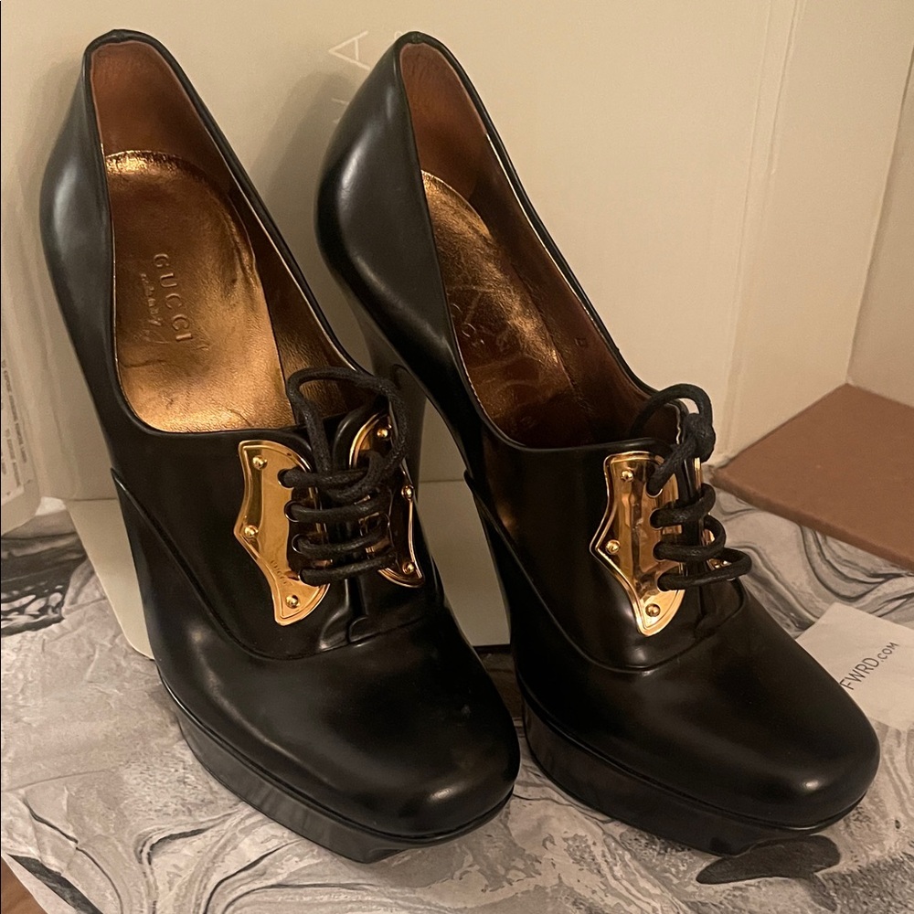 Gucci Women's 5” oxford platform pumps. Black Leather with Gold Hardware. - Picture 3 of 7